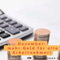 Dezember-Geschenk 2024: Faktische Gehaltserhöhung für alle Arbeitnehmer 4 Taschenrechner und Münzen