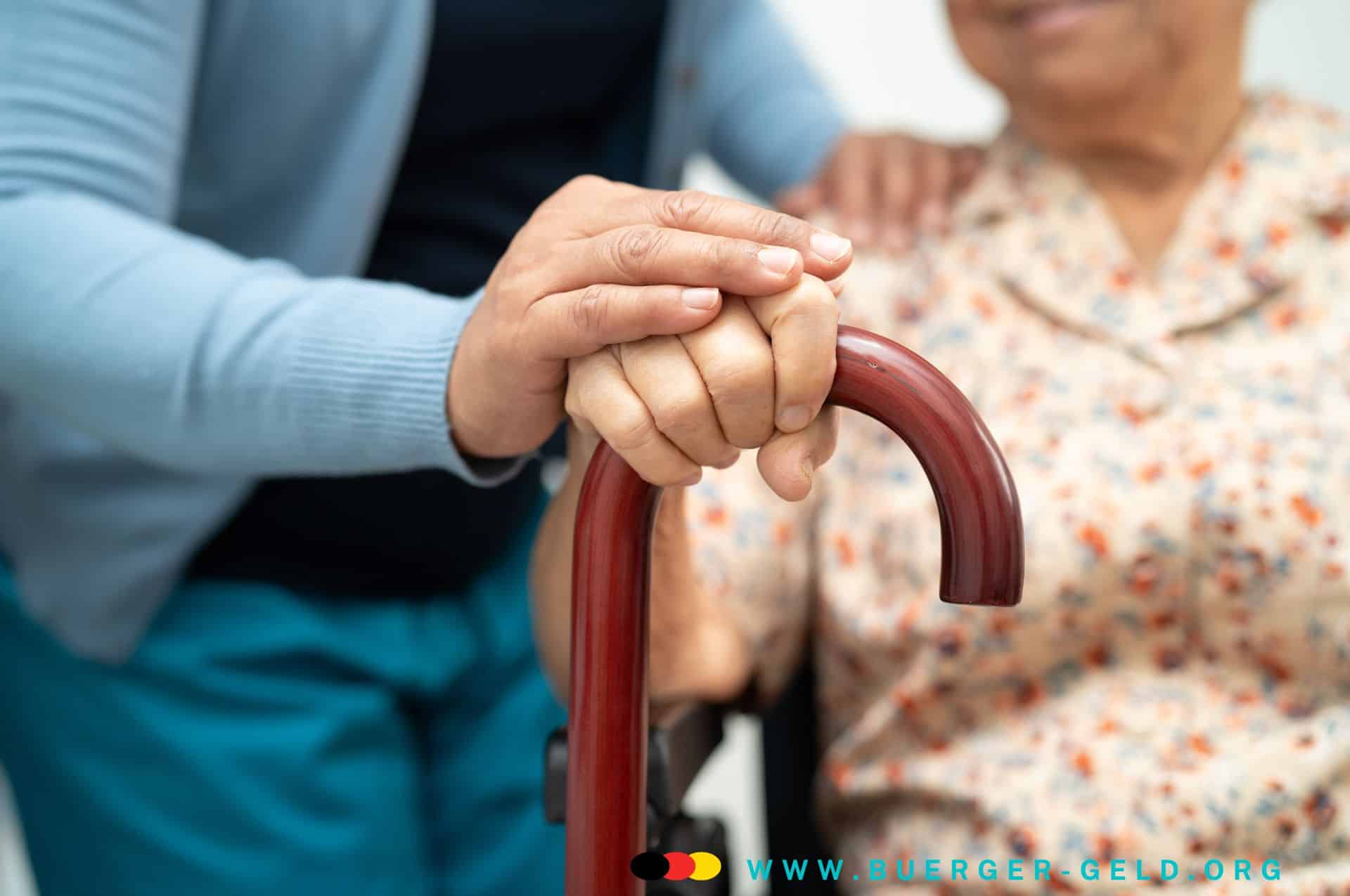 Pflegegeld: Anrechnung als Einkommen bei Rente? 2 Junge Hand auf Hand einer älteren Frau.
