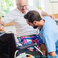 Pflegegeld 2025: Neue Tabellen für ambulante und stationäre Pflege 4 Pfleger hilft älterem Mann im Rollstuhl