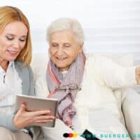 Pflegegeld: Anrechnung als Einkommen bei Rente? 4 junge Frau sitzt neben Rentnerin