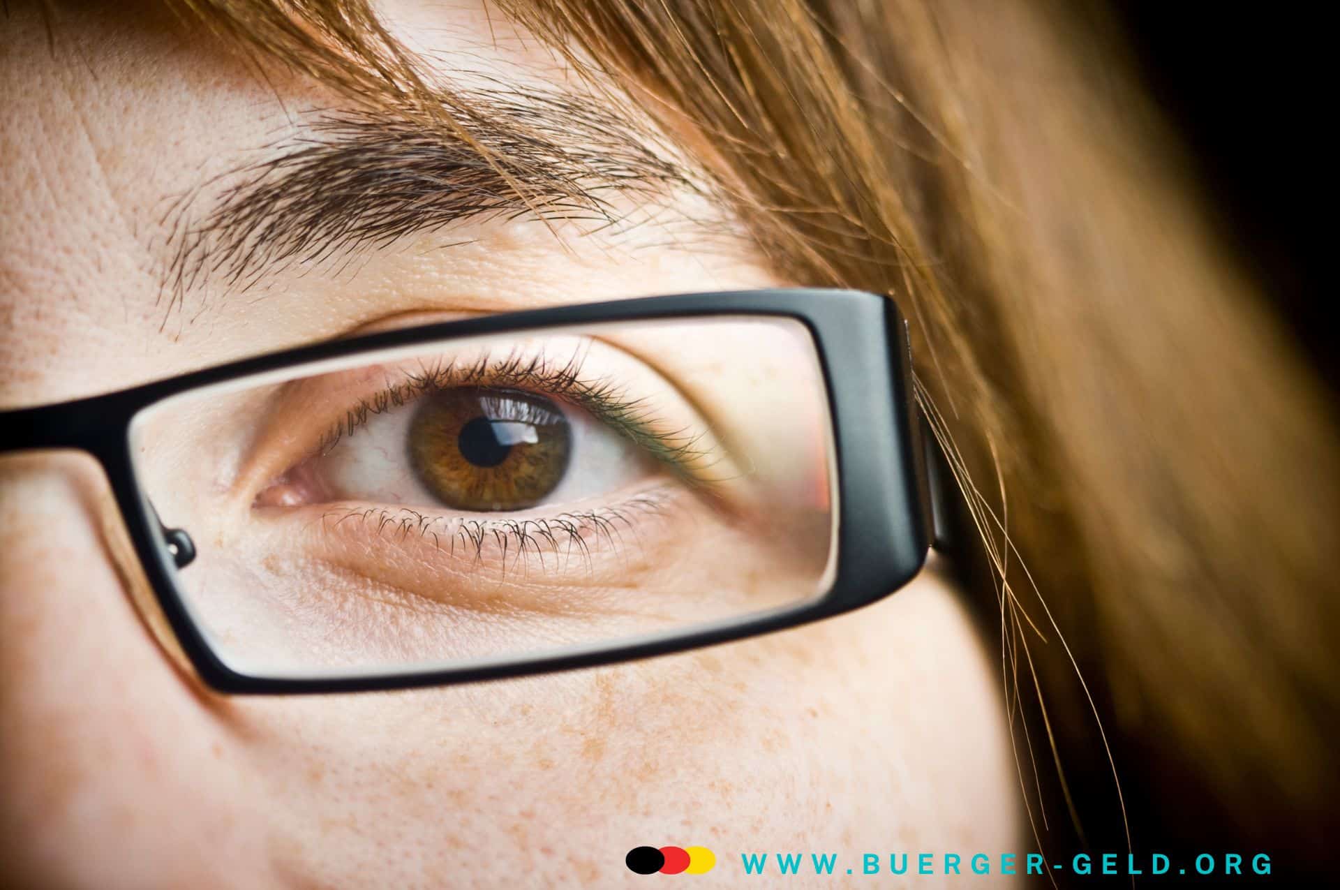 Bürgergeld: Überprüfungsantrag richtig stellen – Form und Frist wahren! 2 Auge schaut durch Brillenglas