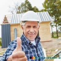 CDU schlägt steuerfreies Arbeiten in der Rente bis 2000 Euro vor 4 Ein älterer Mann mit Schutzhelm streckt den Daumen hoch.