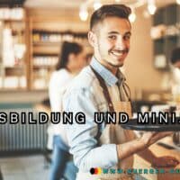 Minijob neben der Ausbildung: So geht's! 5 junger Mann trägt ein Tablett im Café