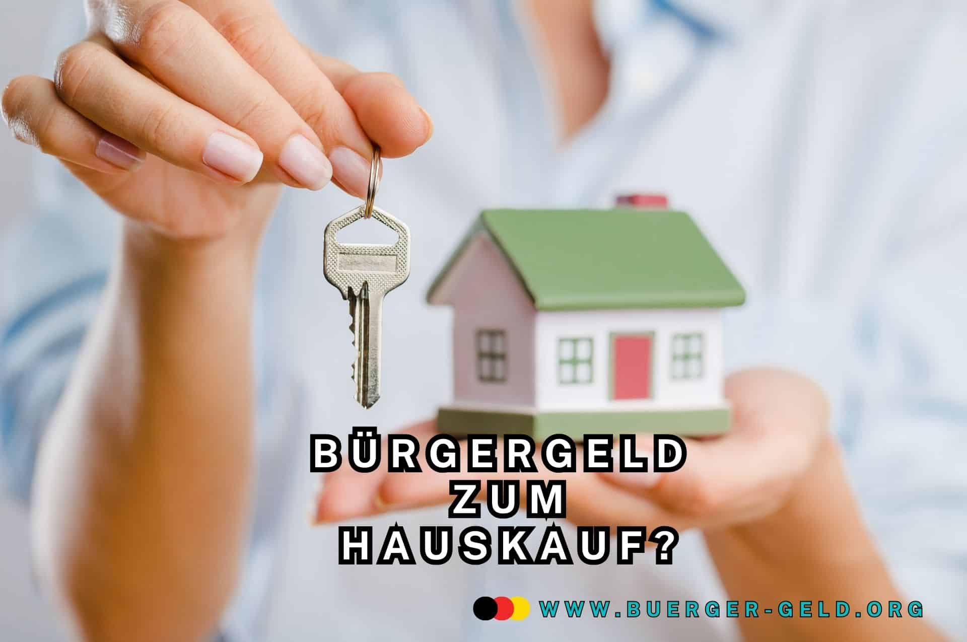 Modellhaus auf Hand, Schlüssel in Hand