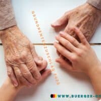 Grundrente steigt 2025: ab Januar haben bedürftige Rentner mehr Geld 5 alte Hände halten junge Hände