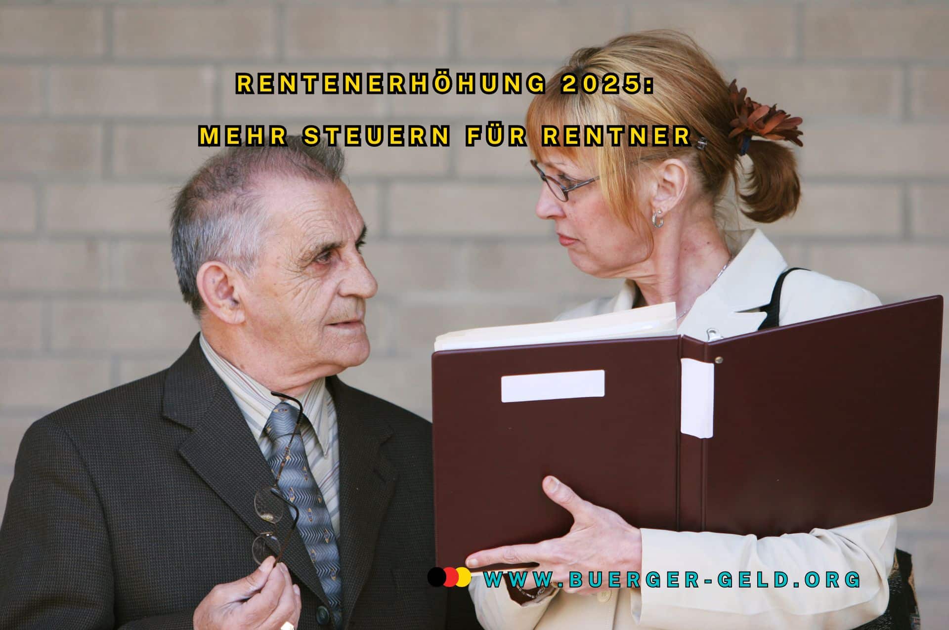 Rentenerhöhung 2025 bringt mehr Steuern für Rentner 2 Frau zeigt Senior einen Aktenordner