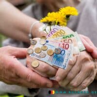 Pflegegeld bei Pflegegrad 2 2025: Höhe, Anspruch & wichtige Zusatzleistungen im Überblick 5 junge Hände halten alte Hände mit Geld
