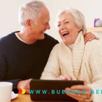 Rente und Bundestagswahl 2025: was die Parteien für Rentner planen 4 Rentnerehepaar lacht