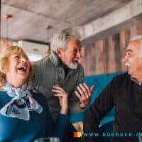 Mehr Geld durch neue Wohngeld Einkommensgrenzen 2025 4 Rentner lachen