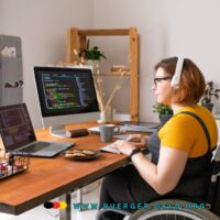 Schwerbehinderung: der Behinderten-Pauschbetrag 2025 - Steuer sparen mit Tabelle 4 Frau im Rollstuhl arbeit am Schreibtisch am PC