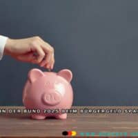 Bürgergeld: Milliarden-Einsparungen 2025 wohl nicht möglich 4 Hand mit Münze über Sparschwein