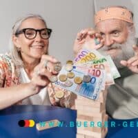 Rente 2025: Was Sie wissen müssen, wenn Sie erstmals in Altersrente gehen 4 Rentnerpaar spielt und greift nach Geld