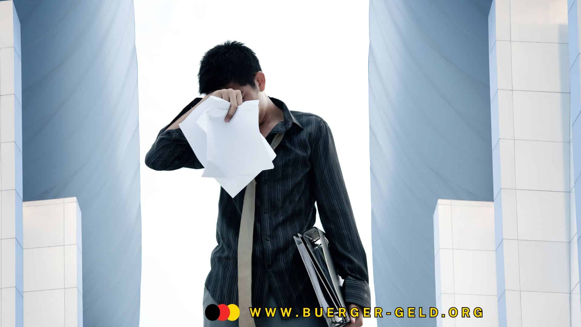 Mann hält sich Papier vor das Gesicht