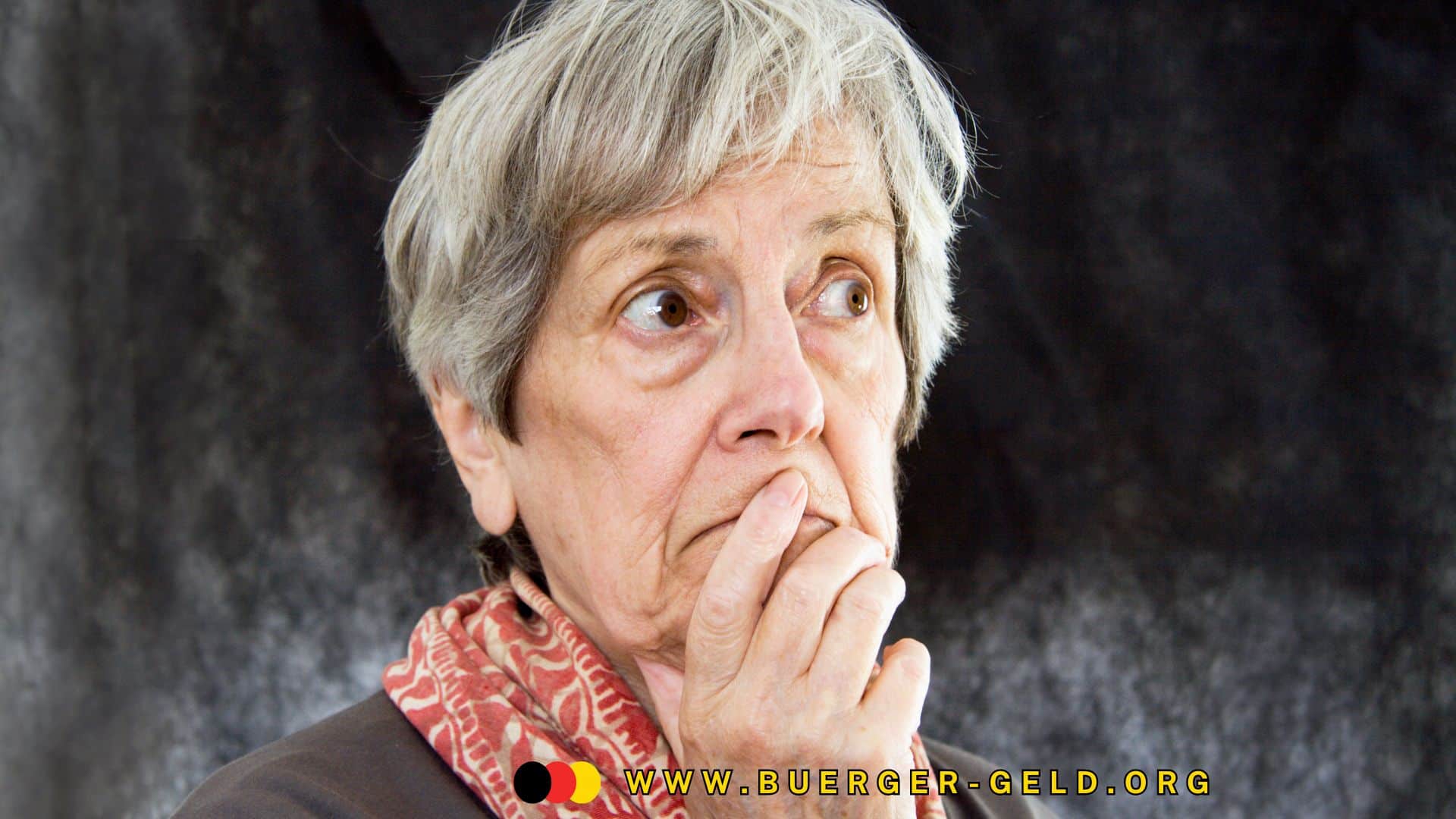 Rentnerin hat Finger vor dem Mund und überlegt