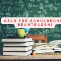 Mehrbedarf für Schulbücher beim Bürgergeld: So beantragen Familien finanzielle Unterstützung 4 Schulbücher liegen auf Pult vor Schultafel