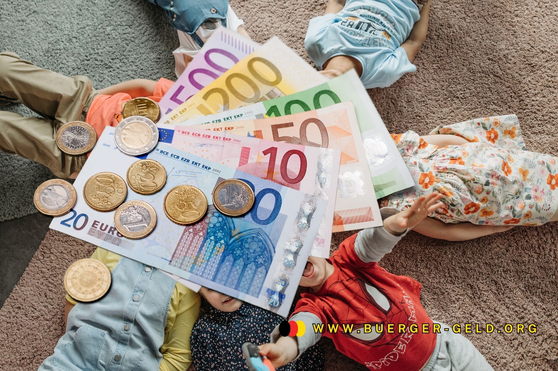 Fast 300 Euro mehr pro Kind an staatlichem Zuschuss – Kinderzuschlag fast unbekannt! 2 Kinder liegen auf der Erde und haben Euro Scheine über dem Kopf