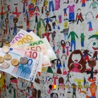 Fast 300 Euro mehr pro Kind an staatlichem Zuschuss – Kinderzuschlag fast unbekannt! 3 Euro vor einer von Kindern bemalten Wand