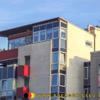 Wohngeld für März 2025 - wann der Mietzuschuss ausgezahlt wird! 5 Hochhaus mit roten Balkonen