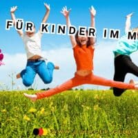 Kindergeld März 2025: Auszahlung, Termine, Tabelle 5 Kinder springen auf einer Wiese
