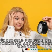 Was tun, wenn das Bürgergeld für Februar 2025 nicht pünktlich auf meinem Konto ist 3 Frau schaut genervt auf große Uhr