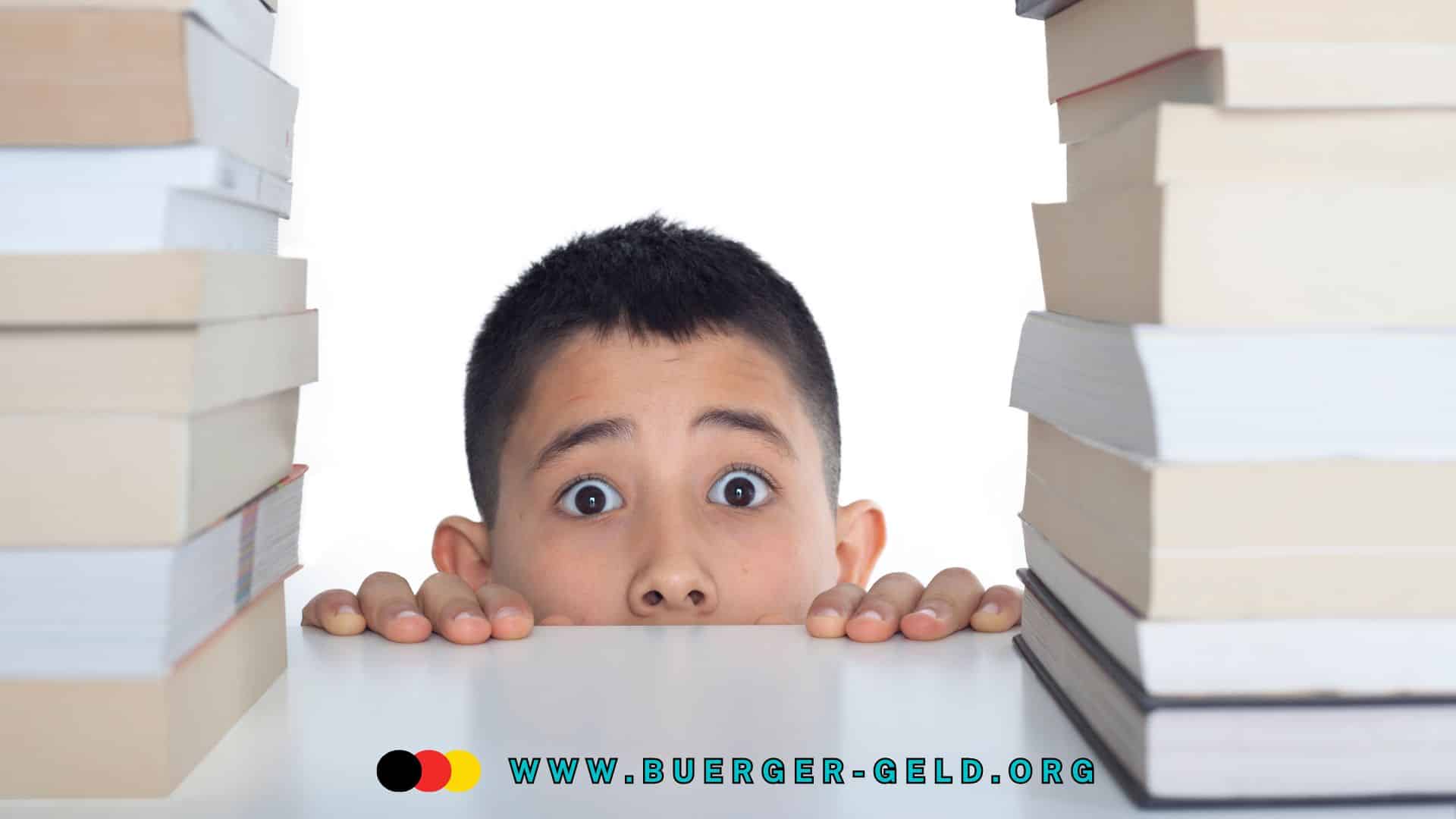 Änderungen im April 2025 für Kinder: Was Eltern wissen sollten 2 Junge schaut über Tischkante