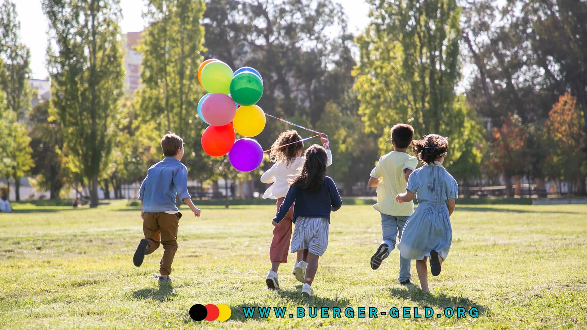 Kindergeld und Kinderzuschlag Auszahlung April 2025: Wann kommt das Geld? 2 Kinder laufen mit Luftballons