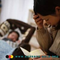 Unterhaltsvorschuss und Grundsicherung für Arbeitsuchende (Bürgergeld): So wirken die Leistungen zusammen 5 Frau liest Brief mit Baby im Hintergrund