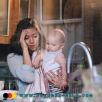 Mehr Geld für Ein-Eltern-Familien: Welche Unterstützung Alleinerziehende nutzen sollten 5 Mutter mit Baby auf dem Arm bei der Hausarbeit