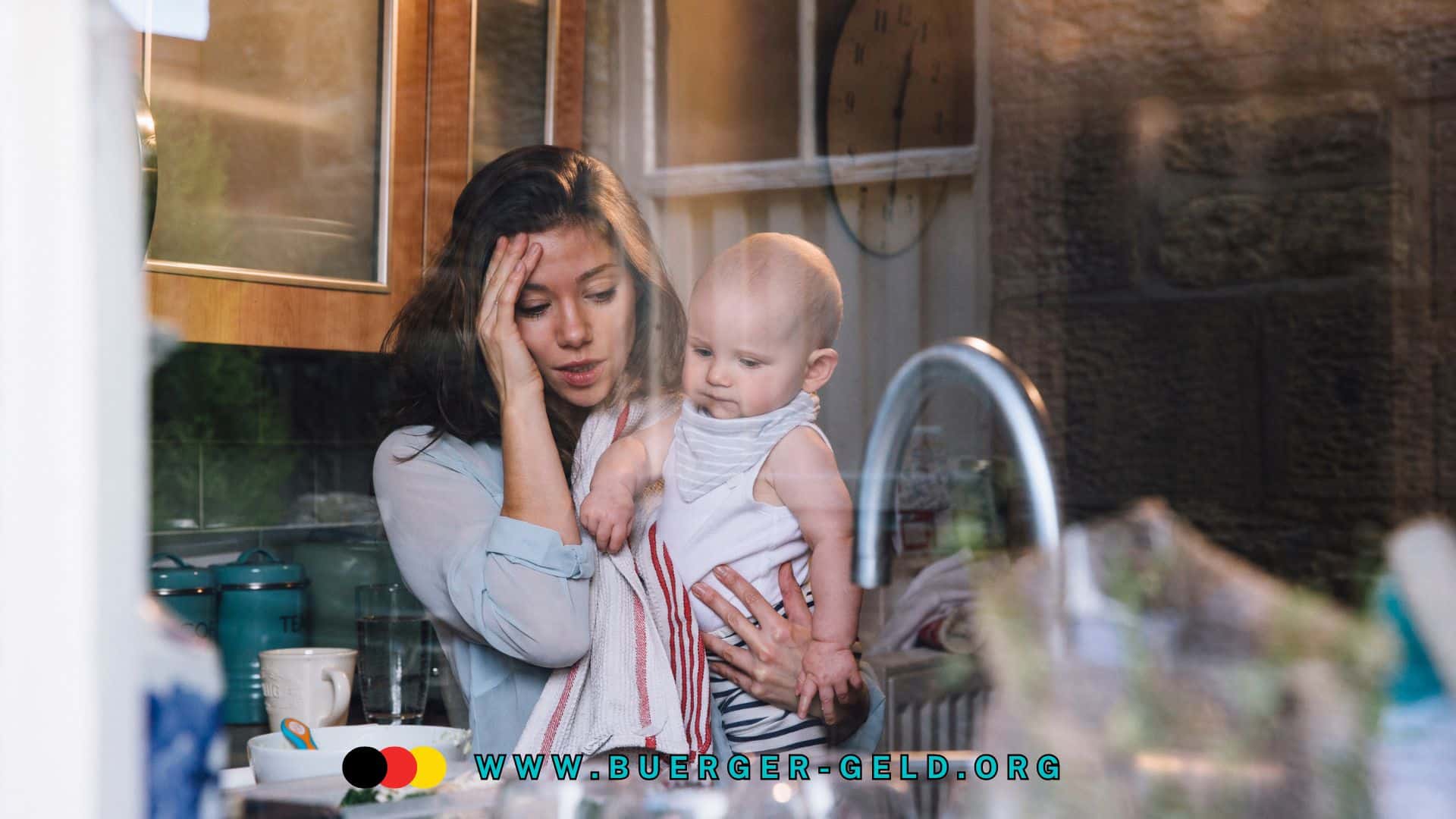 Mutter mit Baby auf dem Arm bei der Hausarbeit