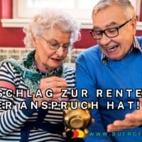 Zuschlag zur Rente: Wer hat als Rentner welchen Anspruch? 5 Rentnerehepaar auf Sofa mit Sparschwein