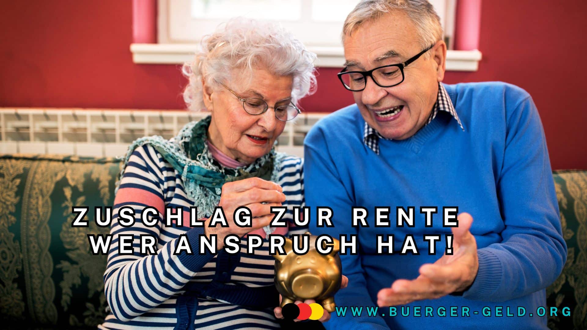 Rentnerehepaar auf Sofa mit Sparschwein