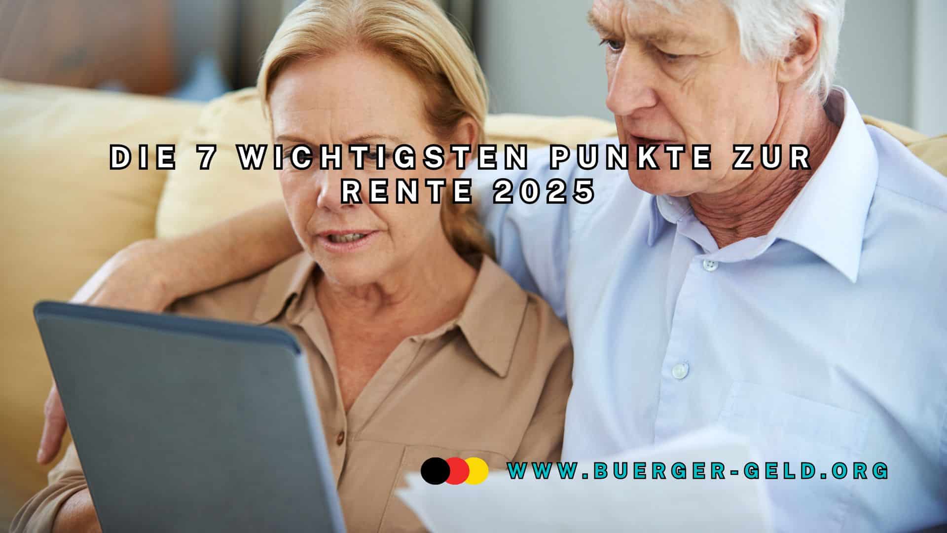 Rentnerehepaar schaut auf Notebook