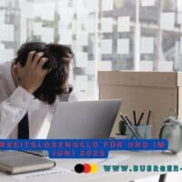 Arbeitslosengeld: Auszahlung im und für Juni 2025 – Alle Infos & Termine 5 Mann mit gesenkten Kopf vor dem Notebook am Schreibtisch