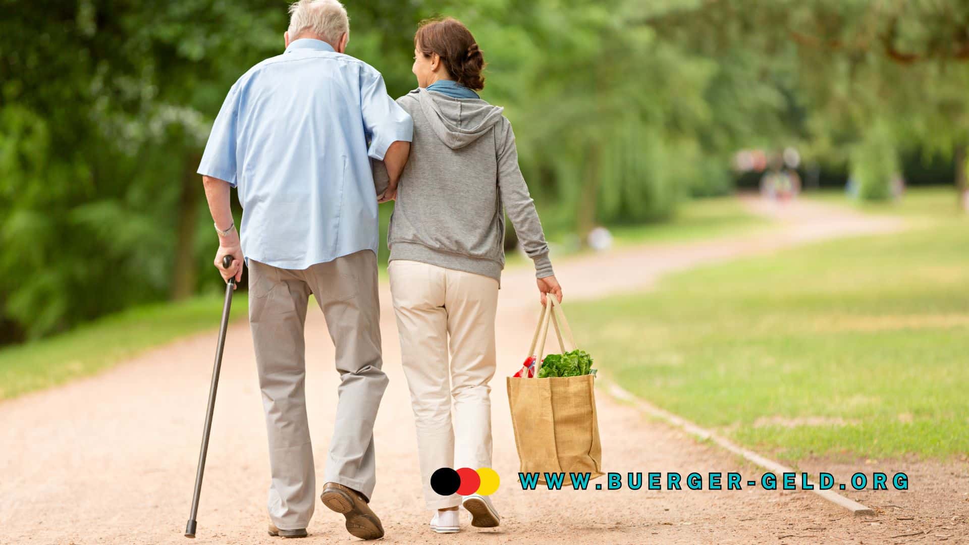 Ältere Frau hilft älterem Mann beim Laufen