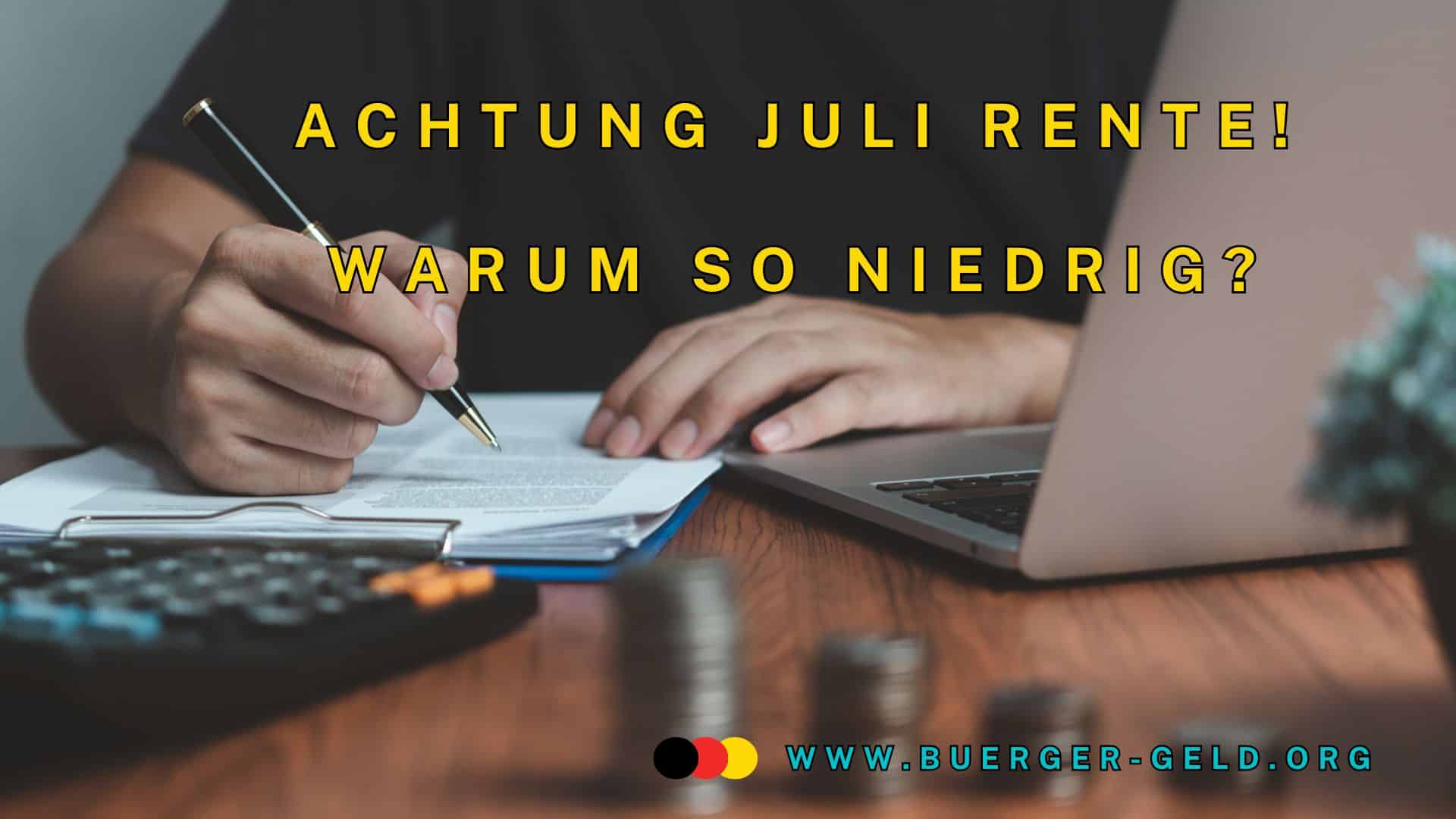 Senior rechnet schriftlich; Geldmünzen im Vordergrund