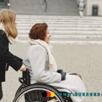 Schwerbehindertenausweis: Welche finanziellen Vorteile gibt es? 5 Frau schiebt schwerbehinderte Frau im Rollstuhl