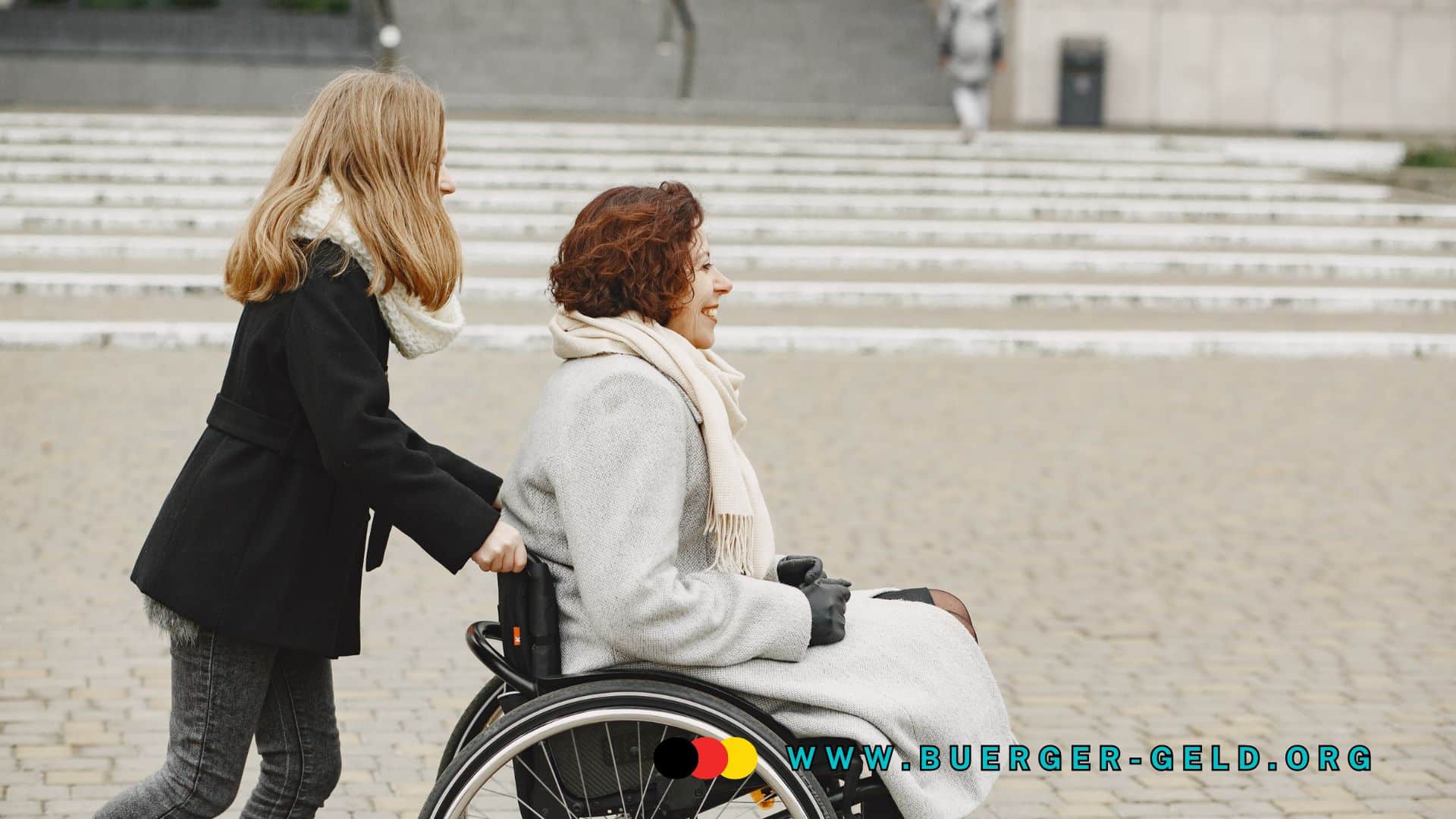 Frau schiebt schwerbehinderte Frau im Rollstuhl