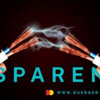 Energiekosten steigen - wie kann ich Stromsparen? – Die besten Tipps 2026 5 Strom-Blitze zwischen zwei Kabeln in Händen