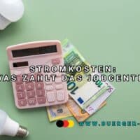 Stromkosten beim Bürgergeld: Wann muss das Jobcenter die Zahlung übernehmen? 5 Taschenrechner neben Glühbirnen und Euroscheinen