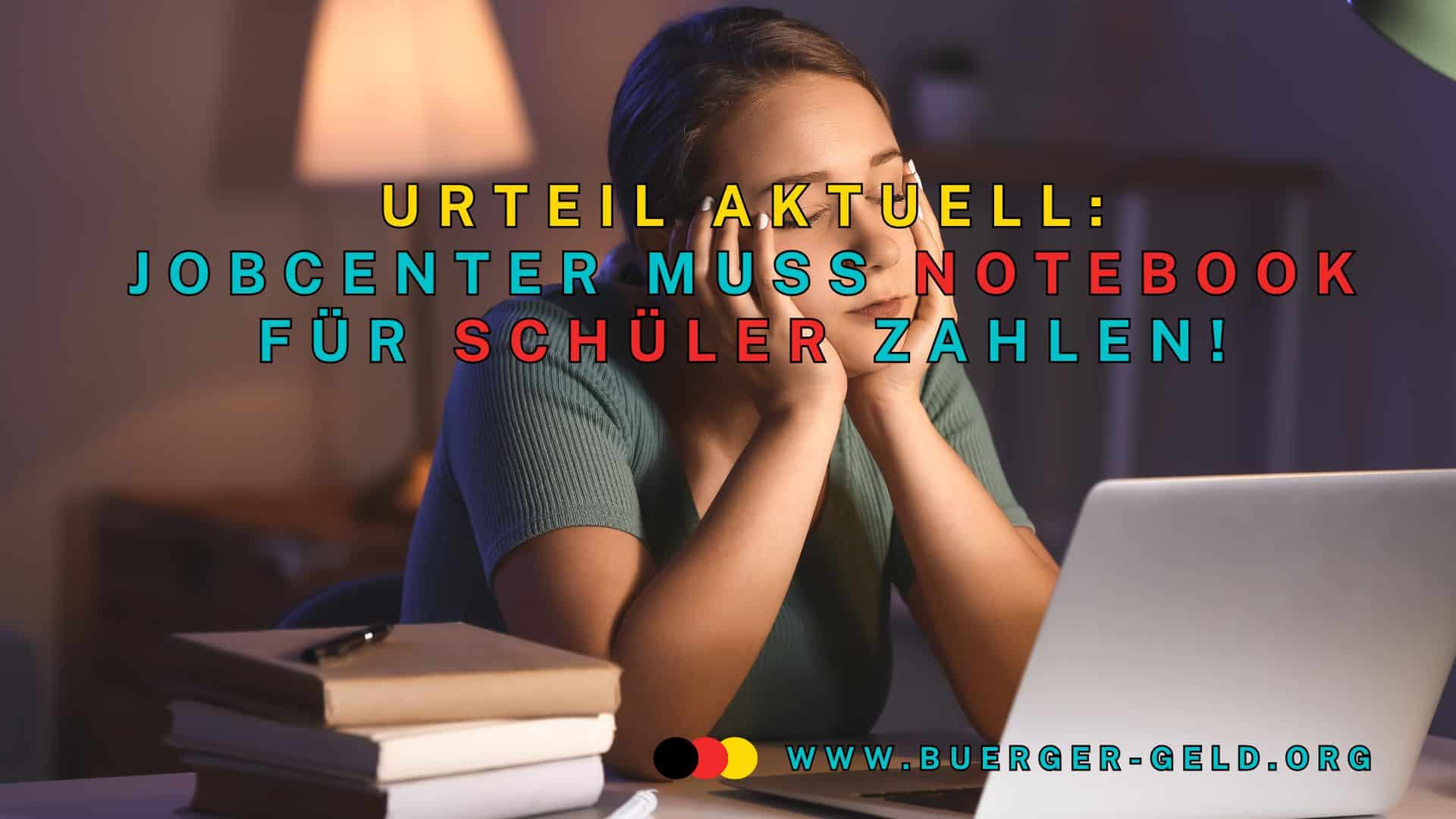 junge Schülerin sitzt vor Notebook