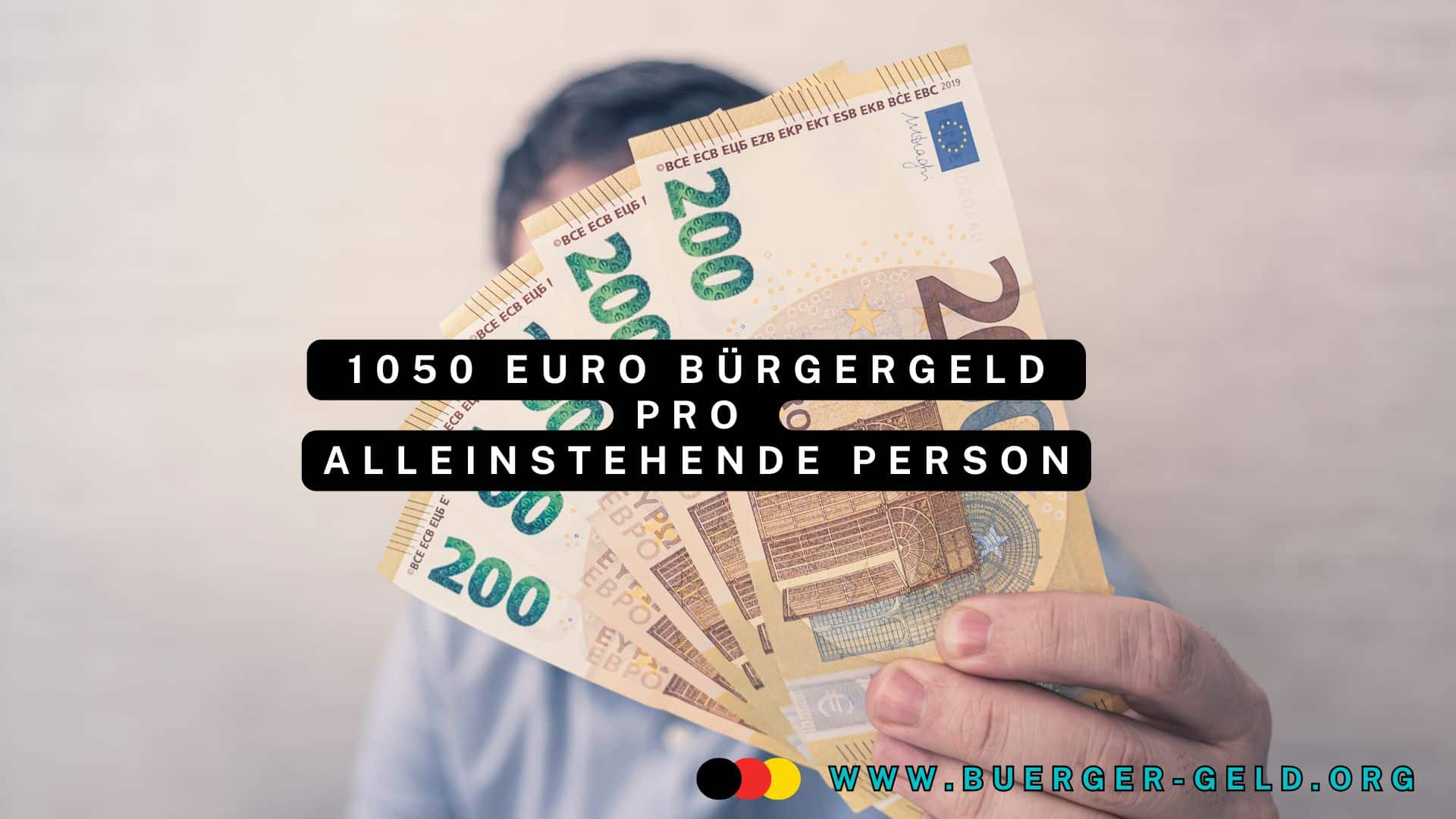 Person hält 5 200 Euro Scheine nach vorne