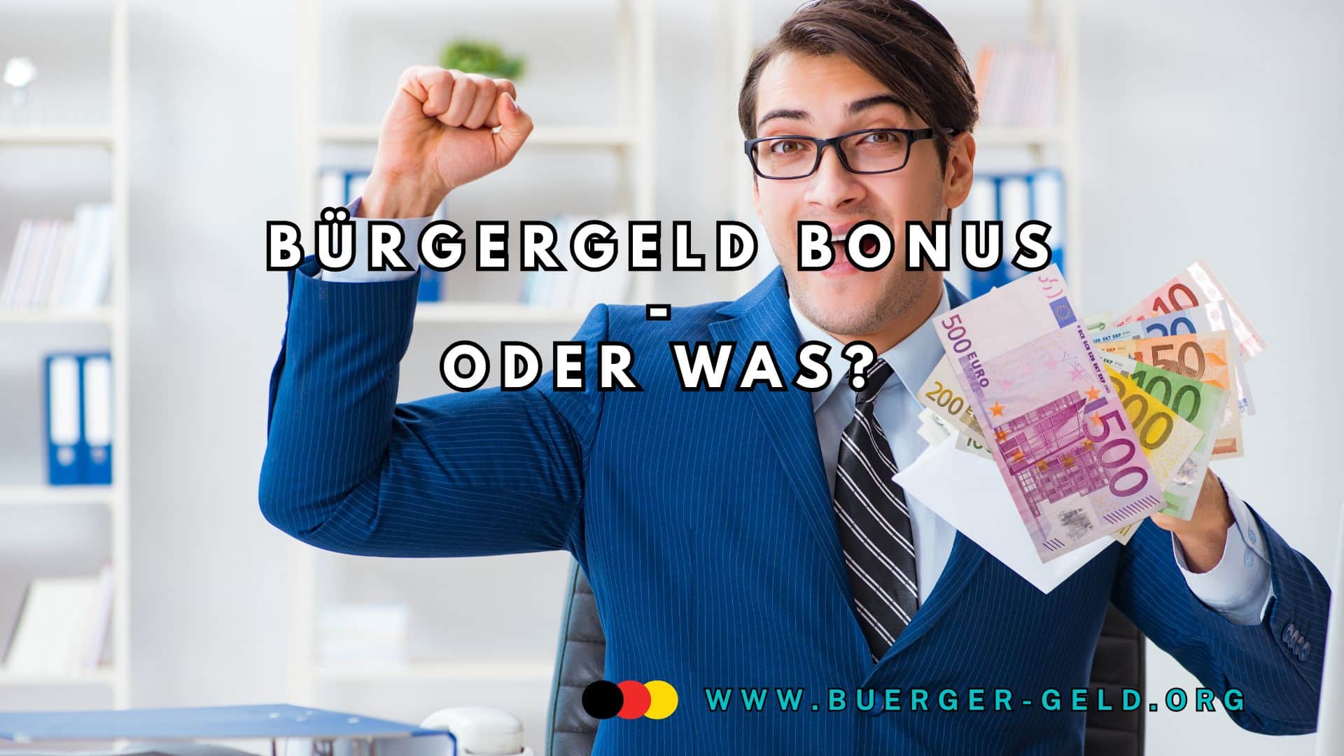 Mann jubelt mit Geldscheinen in der Hand