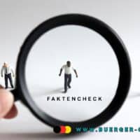 Bürgergeld: Die 5 häufigsten Irrtümer und was wirklich stimmt 4 Lupe über mittlerer von drei kleinen Spielfiguren