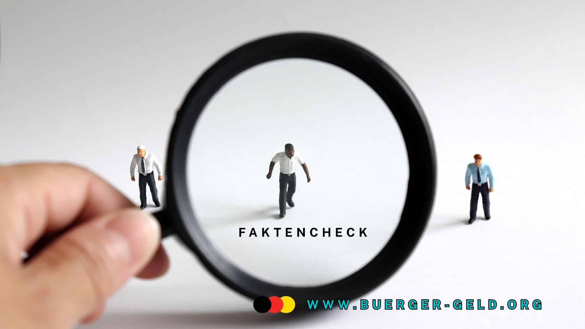 Lupe über mittlerer von drei kleinen Spielfiguren