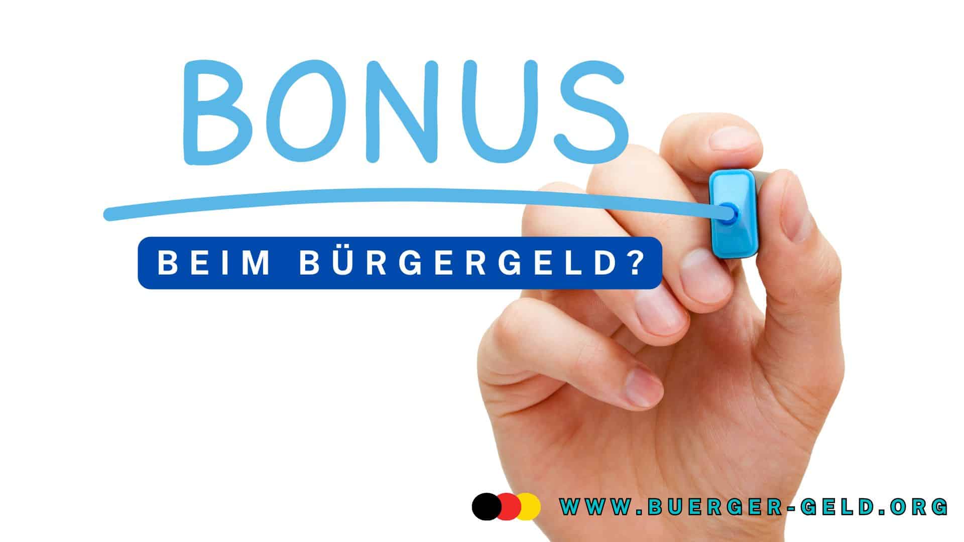 Hand hält Textmarker, der "Bonus beim Bürgergeld / Grundsicherung" geschrieben hat