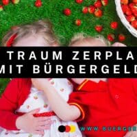 Erdbeeren und Bürgergeld: regionale Früchte für viele unerschwinglich! 5 Kinder liegen im Gras mit Erdbeeren