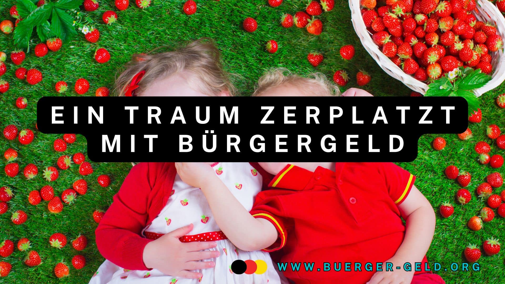 Kinder liegen im Gras mit Erdbeeren