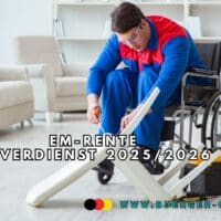 Hinzuverdienstgrenzen EM-Rente 2025 stark gestiegen – Was bringt 2026? 4 Mann beugt sich im Rollstuhl zu Werkstück
