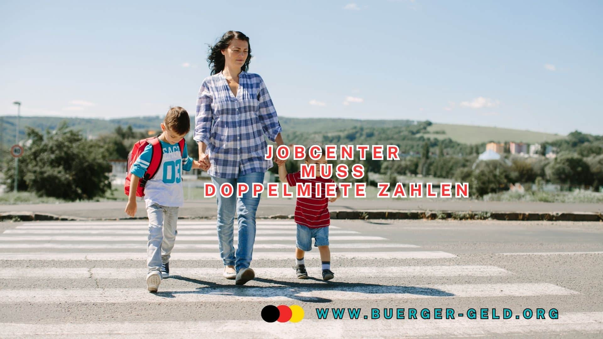 Mutter geht mit 2 Kindern über Zebrastreifen