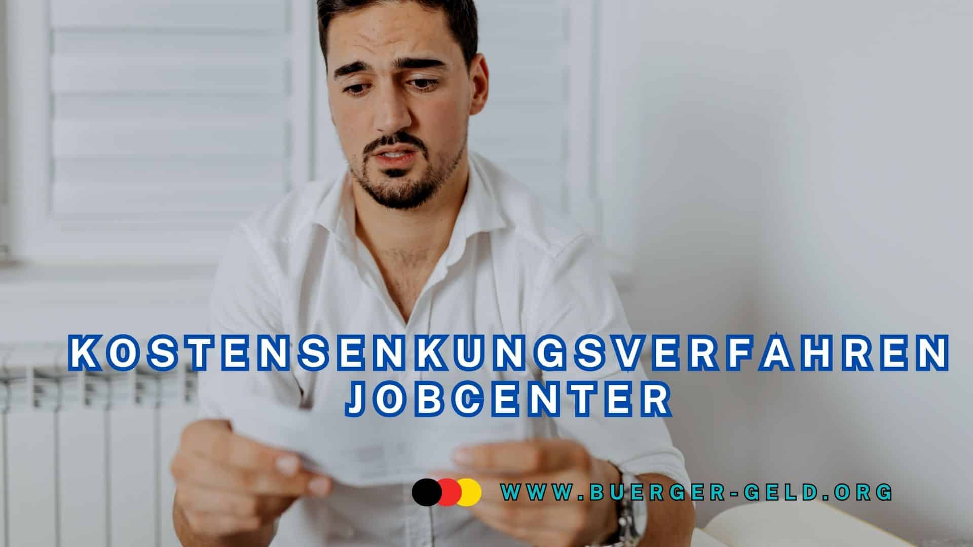 Mann liest verängstigt einen Brief